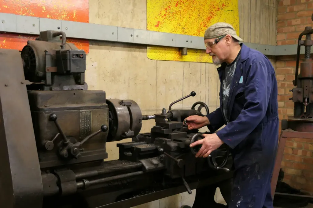 Demobilde: tekniker ved maskin byttes ut med eget bilde