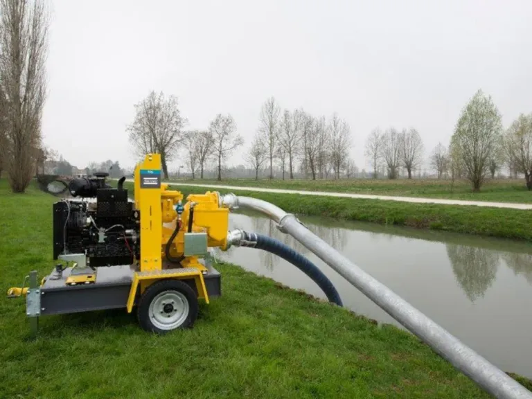 Dreneringspumpe fra Atlas Copco i bruk ved en vannkant