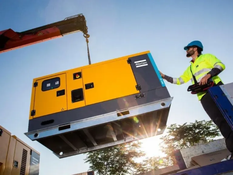 Mobilt Atlas Copco-aggregat løftes på plass på et anlegg